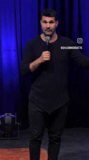 Sigma Talents on Instagram‎: "שאלות בסוף🔥 מה אתם מעדיפים טיסה עם חברים או האישה? #רילסישראל #סטנדאפ #ישראלבידור #מצחיק #הופעה"‎