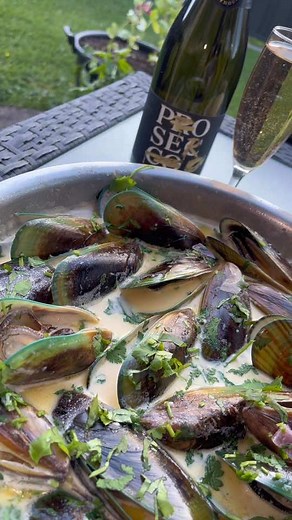 Mussels in creamy white wine sauce…