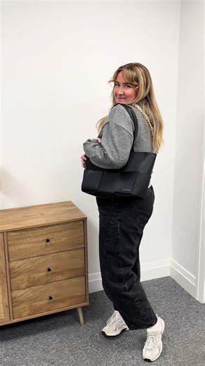 What’s in my bag: Taya Tote edition 🤍 #katieloxton #whatsinmybag #bagtour #officeoutfit #workbag