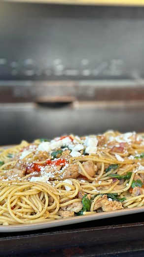 Greek spaghetti! This was so dang good and easy. Go give it a try! #blackstonegriddle #griddle #blackstoneproducts #reels #réel #spaghetti #greekfood #recipe #recipes #pasta #blackstonerecipes #dinner #dinneridea | Cook n woods