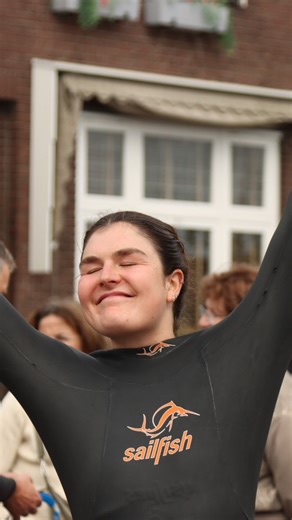 Michelle Tramper on Instagram: "Om 07:30 in de auto en om 19:30 weer thuis: safe to say dat ik moe, maar voldaan, was 🥱 Even voor de duidelijkheid ik deel dit niet om te flexen maar om een stukje realiteit mee te geven. Bijna niemand heeft tijd (of prioriteit) voor een ultra uitgebreide 10-stappen ochtendroutine: we moeten allemaal studeren, werken, afspraken nakomen, ons leven leven. Mijn ochtendroutine is simpel: mediteren/journallen, koffie/eten, Hachi, en gaan met die 🍌 En daarna is het zo