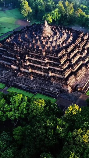Candi Borobudur: Keajaiban Arsitektur Buddha di Indonesia