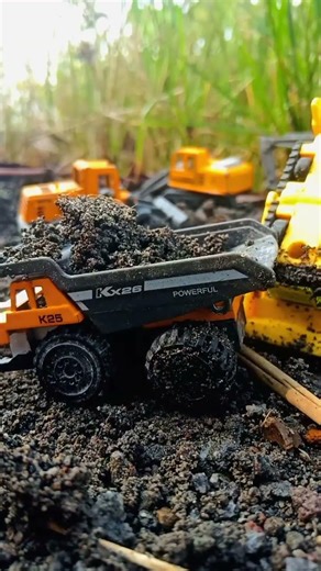 worksite mistake Excavator, Dump truck, wheel loader, Cement Mixer Truck more