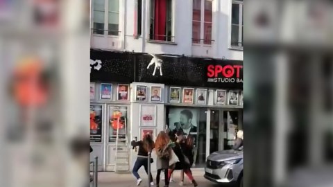 Husky springt in Frankreich aus Fenster und landet auf Fussgängerinnen