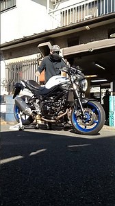 レーシングスタンドの使い方を練習する男