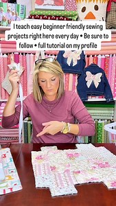 1.4K views · 251 reactions | Quilted make up bag • Be sure to follow • Full tutorial on my profile 殺 I teach easy beginner friendly step by step sewing tutorials right here every day 殺 #tamijones #sewing #beginnersewing #diy #crafty | Tami Jones • Hometown Quilt Company, LLC | Facebook