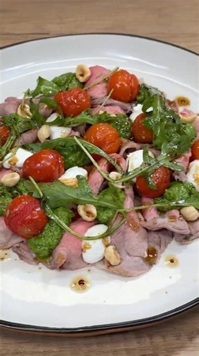 ROAST BEEF with Arugula Pesto, Cherry Tomatoes and Goat Cheese🍽️🌿 #Shorts