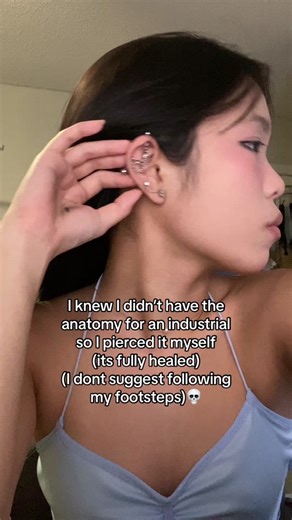 This is a chained industrial so im cheating… i have a big fear od something getting inbetween the bar and it ripping my hear out so i opted for the chain… easier to heal. 🥴 . . . #pirecing