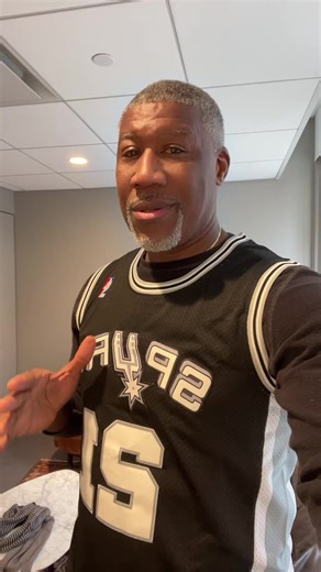 chltwn32 (@chltwn32)’s video of tim duncan crying over kobe