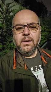 Un „simplu” colind scos din program a reușit să facă mai mult zgomot decât toate conferințele de presă la un loc: artiștii s-au revoltat, oamenii s-au mirat, iar primarul e prins între un proces cu ANI și un scandal de Crăciun. Timișoara a dorit liniște și a primit dezbatere națională… pentru că atunci când umbli la colinde, descoperi rapid că românii țin partitura mai strâns decât țin politicienii de funcții. #bobbyd #romania #romaniavanduta #romaniateiubesc #romaniataramea | BobbyD TikTok