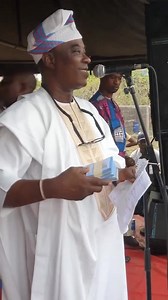 Happy Sunday ❤️❤️ Lagos for show…Lagosians will always have a way out jawe🤣🤣…a new way to spray musicians is by transferring but at the same time spray printed paper-like currency. We moouveeeee🤣🤣 Oya daddy mi show us jawe | Naija Styles And Beauty Tips