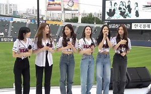 新女团LE SSERAFI棒球赛应援现场，演唱歌曲FEARLESS