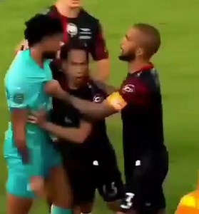 302K views · 4K reactions | Il y'a 3 ans, le 02 avril 2022, l'international congolais congolais Jonathan bolingi offrait le meilleur crochet du gauche de l'histoire . C'était lors de la 28 ème journée du championnat de Thaïlande 2021 - 2022, son club Buriram se déplaçait sur le terrain de Khon Kaen United, à la 43 ème minute de la 1ere mi temps, que le drame arriva . Il a été suspendu pour 2 matchs. | Histoire du sport congolais | Facebook