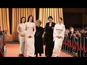 🎬🤝 感動の瞬間！84歳の倍賞千恵子を安藤サクラが優しくエスコート 日本アカデミー賞授賞式で手つなぎ姿に視聴者涙 🌸✨