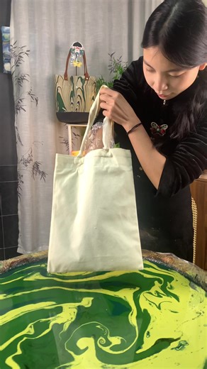 Handmade tote with intangible heritage lacquer floating-do you love this natural flow?#diy #bag #intangibleculturalheritage #tiktok