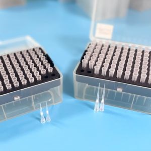 [Hot Item] Disposable Medical Laboratory Sterilized Plastic Universal Tips 10UL Pipette Tips with Filter Extend Length Racked DNA Rna Free