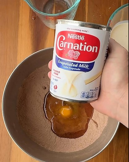 This one bowl chocolate cake is the perfect spring dessert ❤️ Made with Carnation Evaporated Milk for the creamiest touch! | Carnation Milks