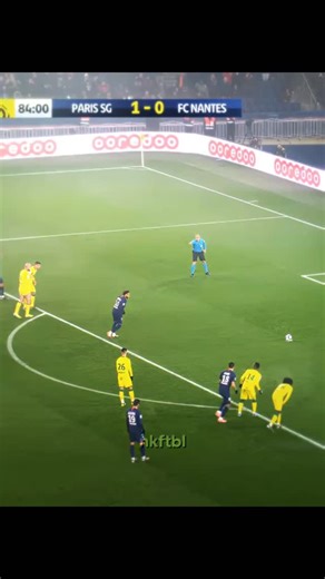 elsonzada on Instagram: "Follow me for more football moments 2001년 개봉한 영화 “A Beautiful Mind”는 단순히 천재 수학자의 삶을 다룬 작품이 아니라, 인간이 내면의 혼란 속에서도 어떻게 사랑과 신뢰로 자신을 되찾아가는지를 보여주는 깊은 이야기입니다. 화려한 계산 장면보다 존 내쉬가 마음속 그림자를 이겨내려는 순간들이 훨씬 더 오래 기억에 남죠. 특히 그가 현실과 환상 사이에서 흔들리면서도 끝까지 아내를 향한 마음을 놓지 않는 모습은 묘하게 가슴을 저리하게 만듭니다. 이 영화에서 감정을 완성시키는 요소는 바로 잔잔한 피아노 선율과 차분한 배경음악입니다. 처음에는 조용히 스며들지만, 어느 순간 관객도 모르게 내쉬의 감정에 같이 잠기게 되죠. 후반부, 아내가 내쉬의 손을 잡아주는 장면에서는 음악과 화면이 자연스럽게 겹쳐지면서 눈시울이 뜨거워지는 경험을 하게 됩니다. 많은 이들이 “이 장면만 떠올려도 이상하게 마음이 찡하다”