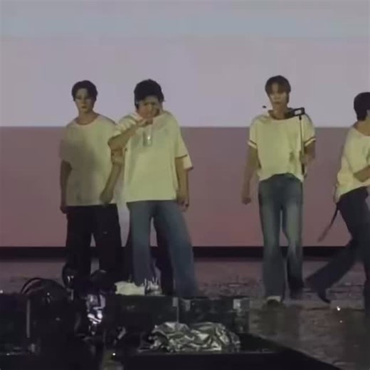 𝔬𝔫𝔢 𝔞𝔯𝔢 𝔴𝔢? | KAI mencoba memberikan kamera kepada hyungnya CHANYEOL, tapi CHANYEOL mengabaikannya dan tidak mengambilnya 😆 🔗 pcy_base #exo | Instagram