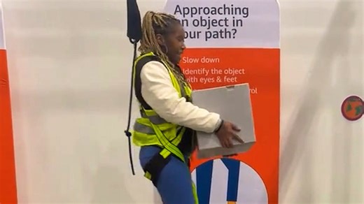 USA: Amazon-Fahrer trainieren Ausliefern von Paketen auf Parcours