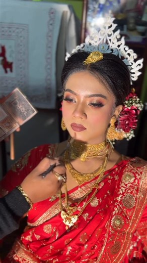 Dipanwita paul| Bridal Makeup Artist | kolkata on Instagram: "Bride @talukderdiya ❤️🙀🙀Airbrush Brush 🆓 15 days only sunday batch21 st dec 𝑺𝑻𝑨𝑹𝑻𝑺 𝑭𝙍𝐎𝙈 𝐎𝐏𝐄𝐍 Booking open ( 2025-26) 👉𝗖𝗮𝗹𝗹 / 𝗪𝗵𝗮𝘁𝘀𝗮𝗽𝗽 - ☎️9836676527 Location 📍 Dumdum metro 🚈 station Walking 🚶‍♀️ distance from 🚈 5mints Address :- 31 Dumdum cross Road . Kolkata :- 700074 (landmark rajlaxmi medical 🏥 hall) 📌 𝐁𝐚𝐬𝐢𝐜 𝐭𝐨 𝐀𝐝𝐯𝐚𝐧𝐜𝐞 𝐁𝐫𝐢𝐝𝐚𝐥 𝐌𝐚𝐬𝐭𝐞𝐫 𝐂𝐥𝐚𝐬𝐬📌👇(Fees- 20000)(15 th cla