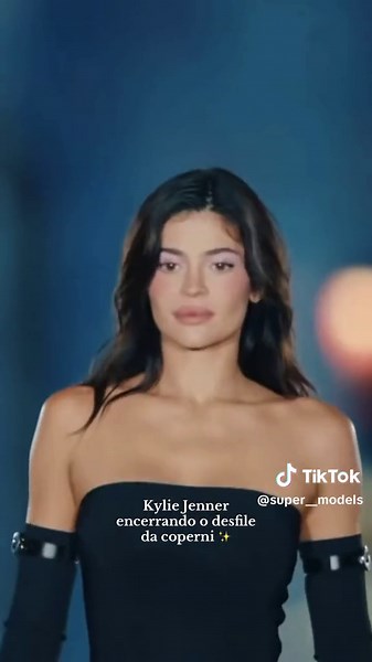 Os vídeos de S.M (@super__models) com original sound - Strawberriesandcreem