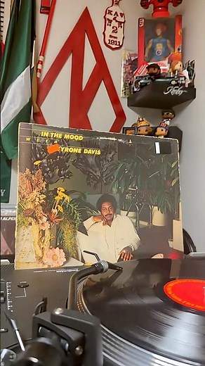 Sound familiar? Tyrone Davis — “Ain’t Nothing I Can Do” (1976). #tyronedavis #beyonce