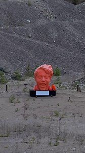 Programledaren Mauri Hermundsson fick en staty av sig själv i 30-årspresent under en SSK-match i hockeyallsvenskan. Men idag sprängdes den. – Den här statyn har gjort mig obekväm i en månad. Det ska bli väldigt skönt att spränga den, säger Mauri Hermundsson som själv tryckte på knappen tillsammans med Fabian Svorono som skapade statyn. Reporter och foto: Elvira Dietmann | SportExpressen