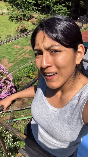 Quien más aprovecha los domingos para hacer todo lo que no alcanza durante la semana? 🙌🏽 Yo quisiera tener solo una vida y no ser Hannah Montana porque me canso mucho 😂 #chile #villarrica #surdechile #trabajo #campesino | Carla Cayuñir Laurie