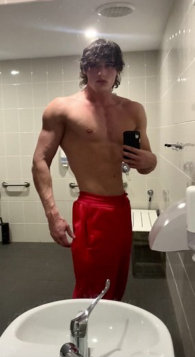 Impressive 6'5 Bodybuilder Gym Video