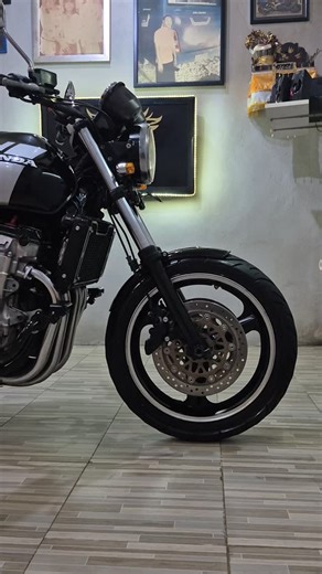 🆁🅴🅰🅳🆈 🆂🆃🅾🅺 - Honda CB 1000 Est 1996 - Spesifikasi : Engine: Liquid cooled, four stroke, Transverse four cylinder, DOHC, 4 valves per cylinder. Capacity: 998 Induction: 4x 34mm Keihin carb Ignition / Starting: – / electric Transmission / chain Fuel Capacity: 22 Litres Accesories/Modifikasi : Base on Custom Bikes Front Tyre : FDR 120/80-18 Rear Tyre : Pirelli 180/55-18 Handle Bar Rizoma LED headlamp Raiser Protaper Voltmeter Domino Handgrip GPR Endbar Horn Double Denso Crash Bar Radiator 