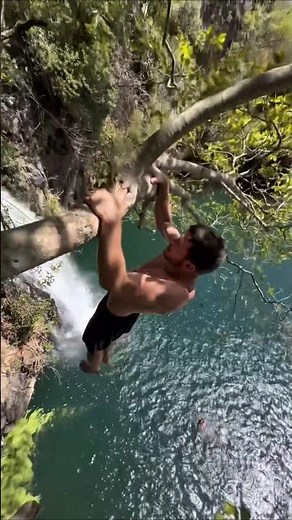 TRAINING AND DIVING ! PULL-UPS + SWING CAST BACKFLIPS FROM A TREE. IG @victor_marchio #acrobatics