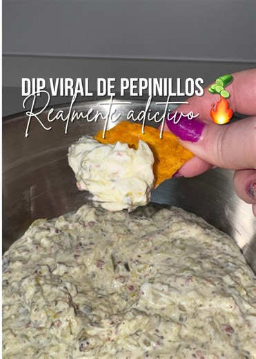 El dip viral de pepinillos que está arrasando 🤤 Cremoso, crujiente y con un toque picante irresistible. 📌 Ingredientes: • 1 bote grande de pepinillos agridulces • 172 g de bacon tostado muy picado • 2 yogures griegos • 2 cucharadas de mayonesa • 1 cucharadita de mostaza • Un trozo de cebolla muy picadita • Una pizca de perejil • Una pizca de cebolla en polvo • Una pizca de ajo en polvo • 2 rodajas de jalapeños muy picaditos • 1 cucharada del jugo de los jalapeños • 4 cucharadas del jugo de los
