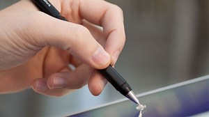 Un stylet pour écran tactile qui se manipule comme un stylo bille