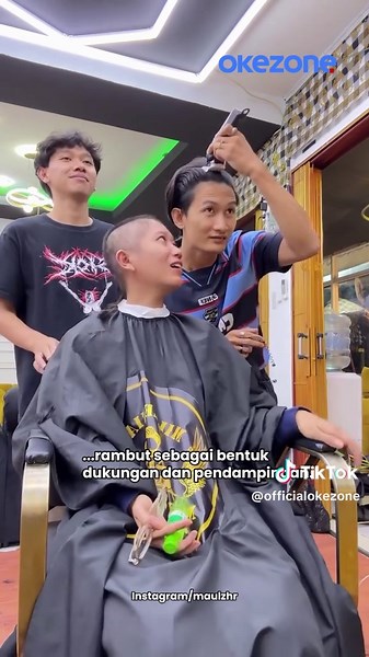 Seorang wanita yang tengah berjuang melawan kanker mendapat dukungan penuh dari sang suami. Saat ia memutuskan mencukur habis rambutnya, sang suami ikut menggunduli kepala sebagai tanda bahwa ia tidak sendiri dalam menghadapi masa sulit. Momen haru semakin terasa ketika capster salon turut memberikan dukungan dengan ikut mencukur rambutnya. Pihak salon pun menggratiskan biaya cukur untuk pasangan tersebut hingga membuat sang wanita tak kuasa menahan air mata. #Okezone #KisahHaru #PerjuanganMelaw