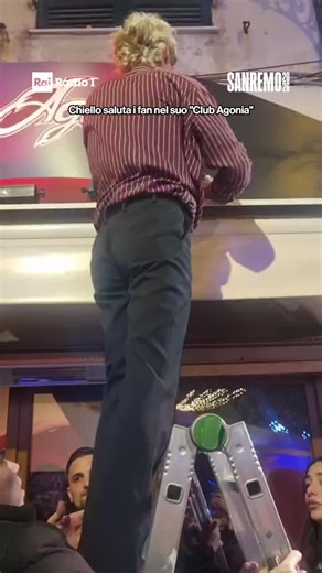 🔵#Sanremo2026💐Prove generali, ieri, all'Ariston. Nessuna agonia per #Chiello, che scende le scale addirittura saltando: sul palco è a suo agio come nessun altro debuttante. Per lui poi il saluto ai fan nel suo