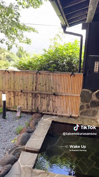 Experience serene luxury in Takenokurasansou's new rooms. Each space offers a minimalist design with natural wood and soft colors, highlighted by a private onsen bath with nature views. Enjoy modern comforts seamlessly blended with traditional Japanese style, including unique circular mirrors and low-profile beds, for a truly tranquil and rejuvenating stay. 竹の倉山荘の新しい客室で、ミニマリストな上品さと自然の静けさが織りなす完璧な調和をご体験ください。各部屋は、清潔なライン、温かみのある木のアクセント、落ち着いたニュートラルカラーで丁寧にデザインされ、安らぎの隠れ家を提供します。最大の魅力は、周囲の自然を眺めながら湯浴みを楽しめる