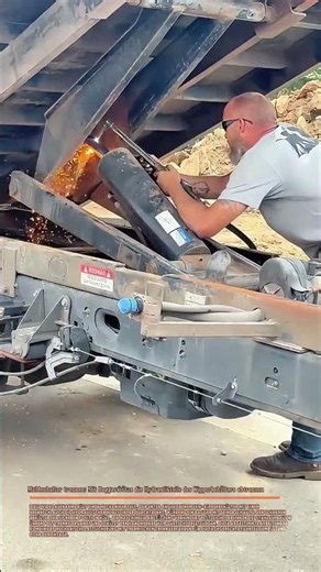 Muldenhalter trennen: Mit Baggerstütze die Hydraulikteile des Kipperbehälters abtrennen