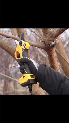36mmの電動剪定バサミに延長コードを接続することで、重量がわずか810gに軽くなります。ぜひ、女性や高齢者の方にもおすすめです！【SWANSOFT Pru36】 #剪定 #園芸 #電動ハサミ