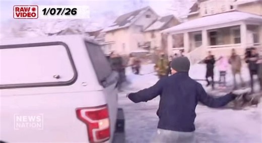 Watch the moments a protester uses a gas mask to smash the back window of a Border Patrol truck leaving the scene of the deadly shooting Wednesday in Minneapolis. Full episode here: https://youtu.be/0Vf9L30H7Lg?si=6LaOeeBqYuyeTkZX | Ali Bradley