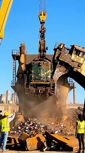 Massive Shredder Destroys Rusty Locomotive #railway #train #wesel | Zona Lokomotif