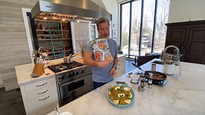 121K views · 1.4K reactions | Conseil d'ami : écoutez cette vidéo jusqu'à la fin.  Aujourd'hui, Ricardo cuisine une recette exclusive de notre nouveau magazine végé, en kiosque depuis ce matin : riz brun aux lentilles et aux oignons caramélisés! Psst, ce magazine sera bientôt disponible en achat unique sur notre boutique en ligne pour éviter les déplacements!  https://bit.ly/3dxkY4h | Ricardo Cuisine | Facebook