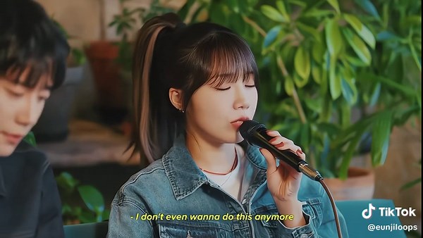 Eunji y Junyoung: Cover de 'Die With a Smile'