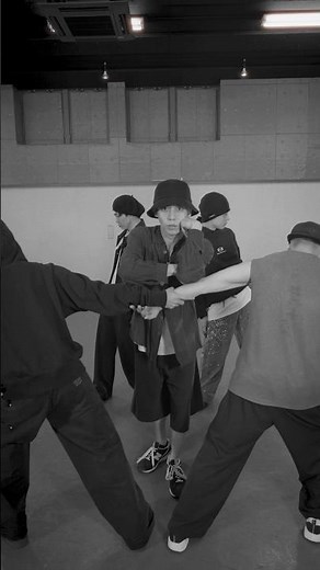 「Black and White」Official Dance Practice本日21:00〜プレミア公開！