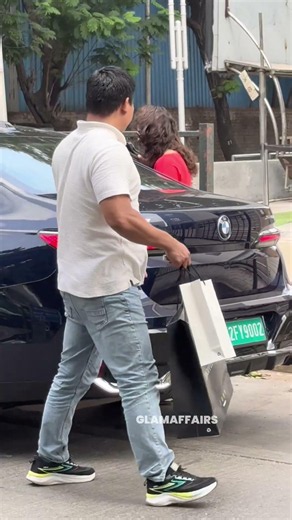 Kajol spotted in Juhu 😍✨ — simplicity, grace aur evergreen charm always on point ❤️#Kajol #Juhu