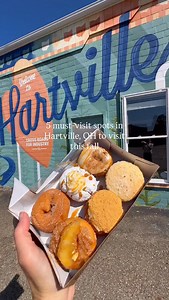ITS FALL IN OHIO 🍁🧡🎃 and this may be one of the most underrated towns in Northeast Ohio for a fall day trip 👀 📌 Save it!!! This is quite the roundup 😆🔥 If you’re looking for a charming small town to spend some family time in, start HERE 🙌 You’ll find the cutest downtown area, family owned boutiques 🛍️ thrift stores , gorgeous farms 🚜 fresh markets 🍎 and scenic drives in the country 🍁 Add to your fall bucket list 👇 Quail Hollow State Park @kingswaypumpkinfarm_official @peacelovelittl