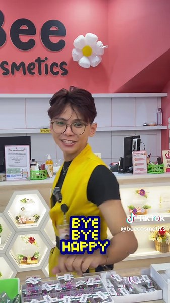 Beestieee, siap-siap dompet joget dulu ya~ 💃💸 Pay Day Sale Bee Cosmetics hadir bikin hati ceriaaa! 🗓 25–27 November Nikmati promo yang bikin belanja makin happy: 💖 Tebus Murah cuma 2 ribu (iya, beneran 2rb beestie!) 🎁 Buy 1 Get 1 buat stok cantik kamu 🔥 Potongan 11 ribu untuk produk viral kesayangan Buruan before kehabisan, yuk kita happy shopping bareng Bee Cosmetics! 🌸🛍💕