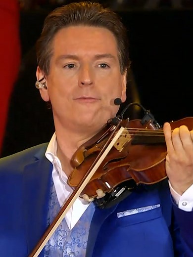 Maestro Guido and the European Pop Orchestra Perform Pirates of the Caribbean Music