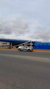 ⚠️ POSTE CAÍDO EN LA AUTOVÍA ⚠️ ❗️Uno de los postes ubicado en el ingreso a la Autovía de Río Gallegos, cedió tras las fuertes rafagas de viento que azotan a la capital santacruceña desde ayer a la tarde. 🚨 Se recomienda circular con precaución en la vía pública | NC 10 Santa Cruz