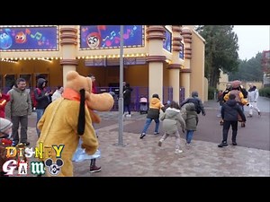 Goofy and Pluto play Red Light, Green Light - Disneyland Paris 2025